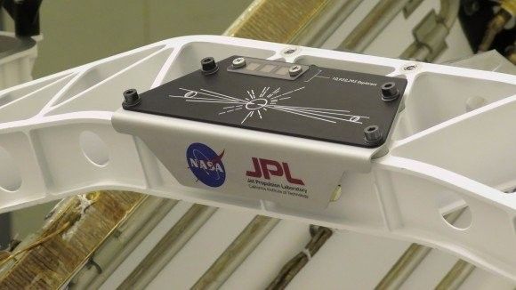 Anodowana płytka z prostą mapą Układu Słonecznego na obudowie łazika Perseverance. Fot. NASA/JPL-Caltech [nasa.gov]
