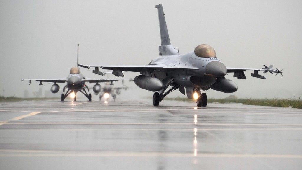 Samoloty F-16 i KF-16 w południowokoreańskiej bazie Seosan w czasie ćwiczeń w 2014 r.  Fot. Taylor Curry /USAF