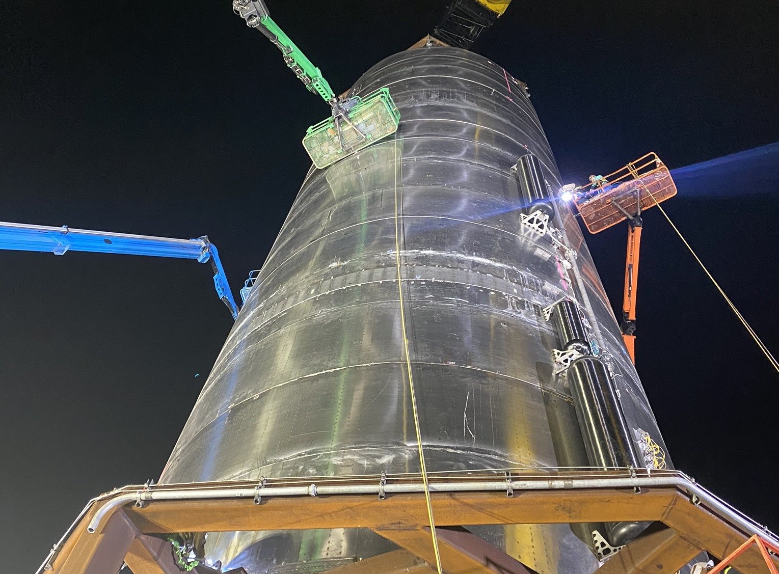 Prototyp Starship SN3 w trakcie przygotowań do kriogenicznego testu ciśnieniowego. Fot. Elon Musk via Twitter [@elonmusk]