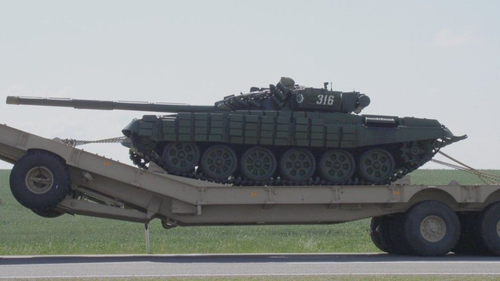 Białoruski T-72B w trakcie transportu. Fot. Alex Zelenko/CC BY-SA 4.0