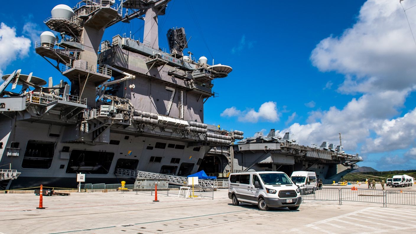 Ewakuacja chorych marynarzy z lotniskowca USS „Theodore Roosevelt” w bazie na wyspie Guam 10 kwietnia br. Fot. Nathan Carpenter/US Navy