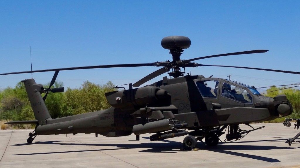 AH-64E Apache przed halą produkcyjną w Mesa. Fot. J.Sabak