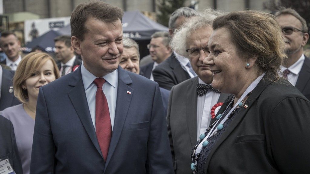 Prezes Elżbieta Wawrzynkiewicz z szefem MON Mariuszem Błaszczakiem i prezesem Targów Kielce Andrzejem Mochoniem. Fot. WZM SA