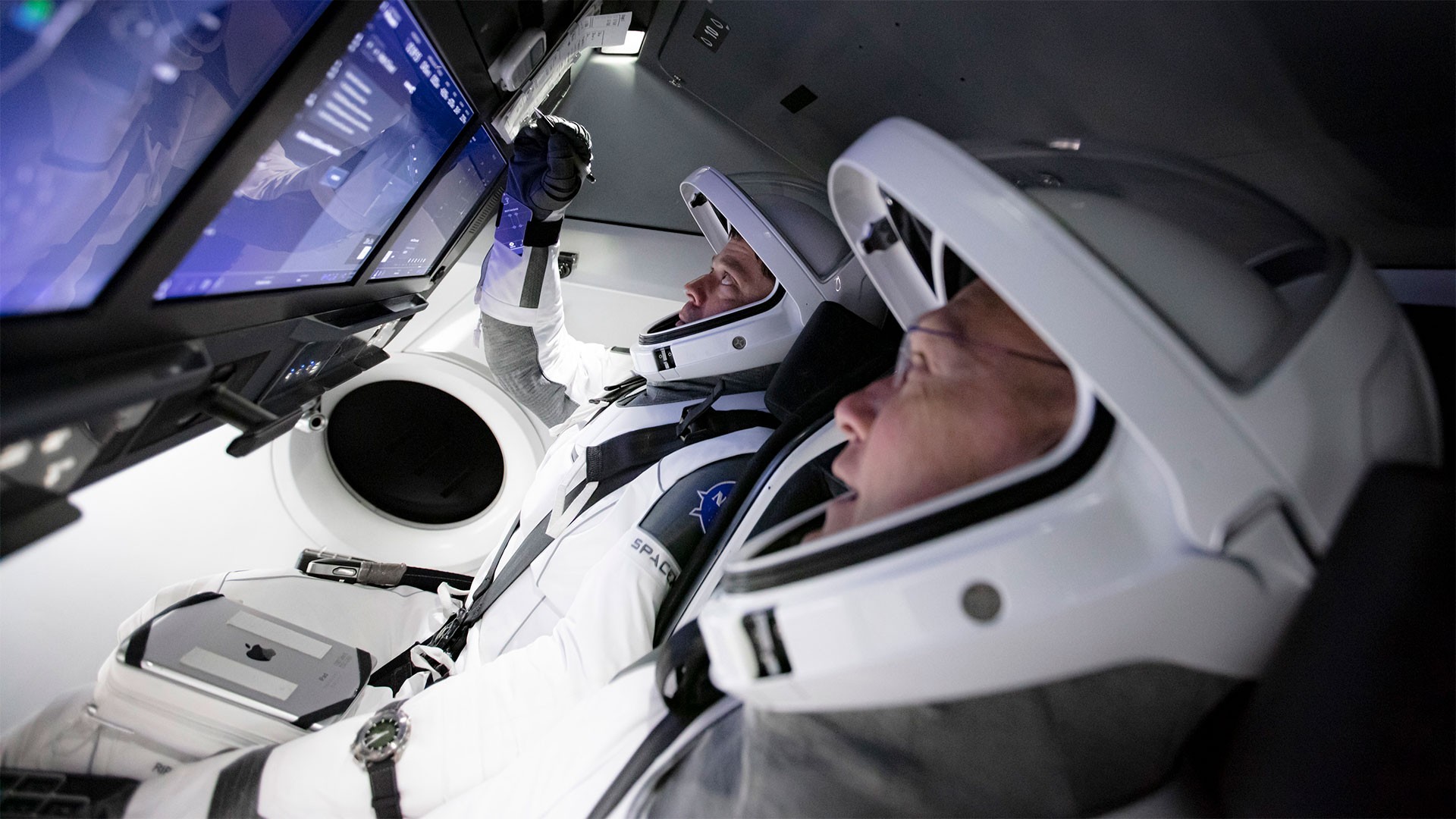 Astronauci NASA podczas przygotowań do pierwszej załogowej misji Crew Dragona. Fot. NASA [nasa.gov]