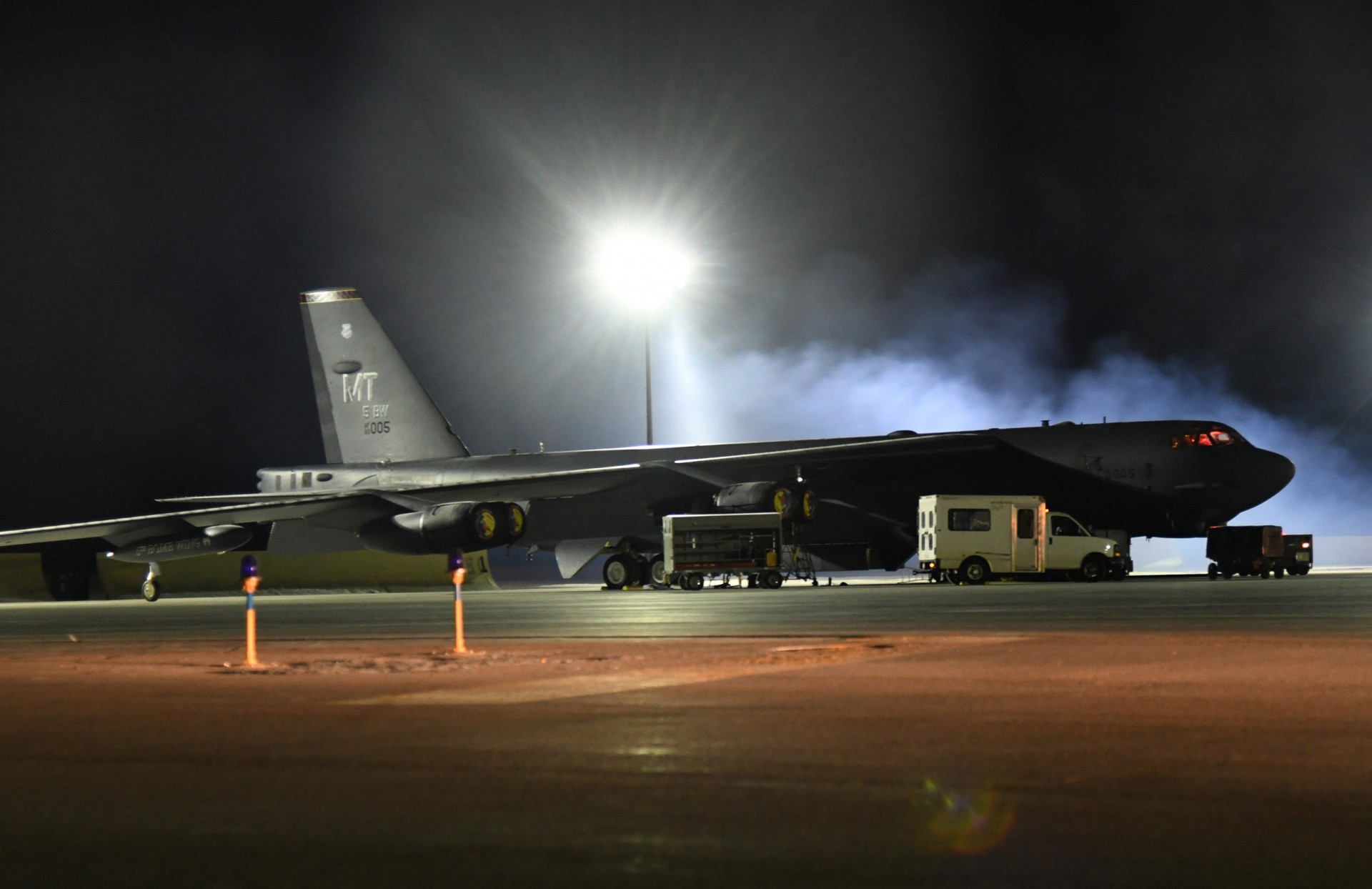 Bombowiec B-52 szykuje się do lotu, fot. U.S. Air Force, Airman 1st Class Caleb Kimmell