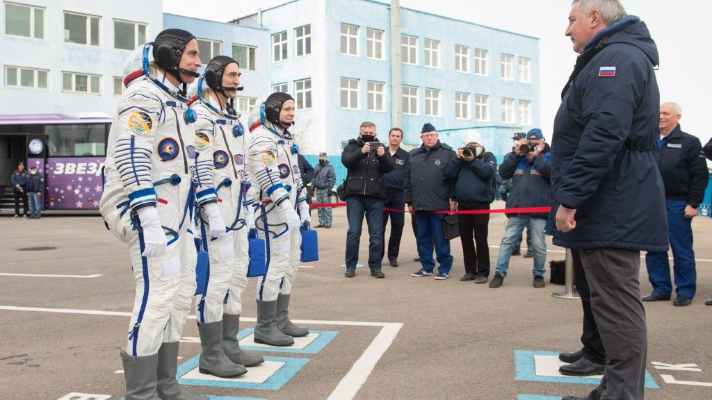 Dmitrij Rogozin (po prawej) odprawia kosmonautów przed lotem MS-16 (9 kwietnia 2020 roku). Fot. Roskosmos/KC Jużnyj [roscosmos.ru]