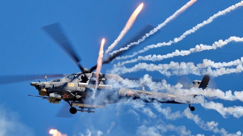 Mi-28N podczas odpalania flar. Fot. mil.ru