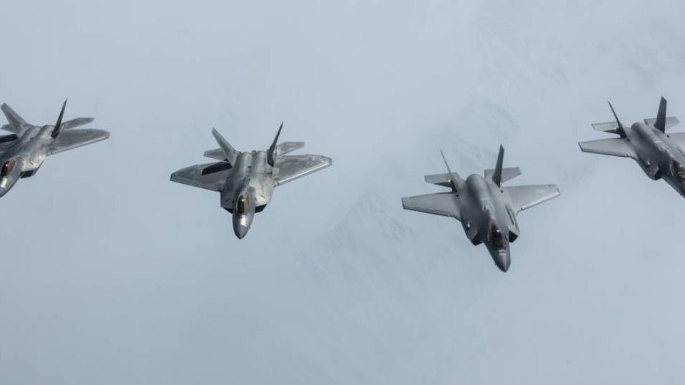 F-22 witają F-35 na Alasce. Fot. USAF