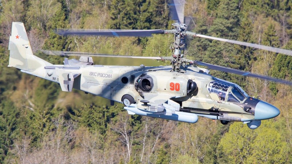 Ka-52 w locie z 500 litrowymi zbiornikami paliwa. Fot. mil.ru