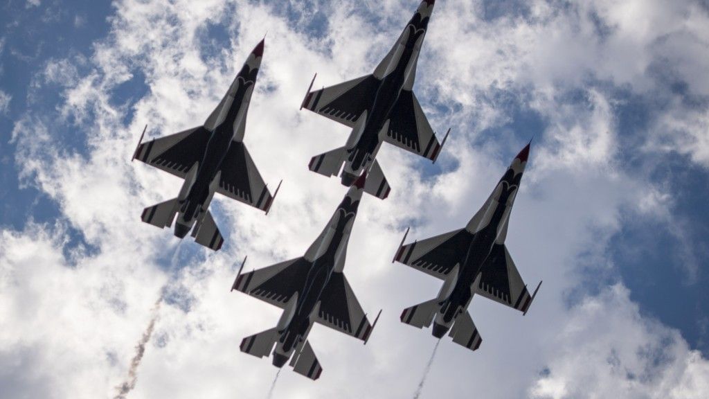 Zdjęcie ilustracyjne, zespół Thunderbirds 2019 r., fot. Air Force Senior Airman Andrew Sarver