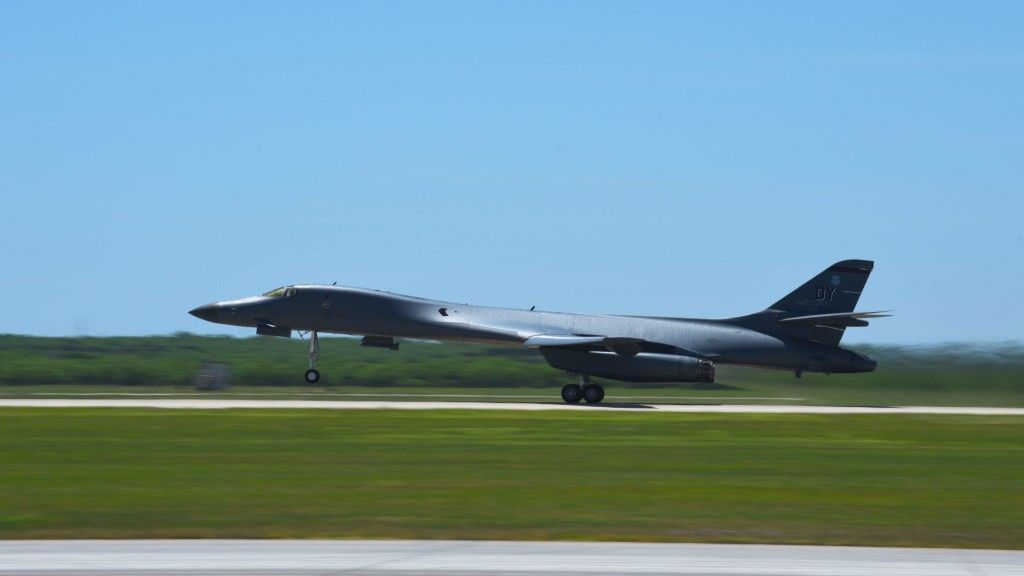 B-1B wylatuje na Guam, fot. Senior Airman Mercedes Porter