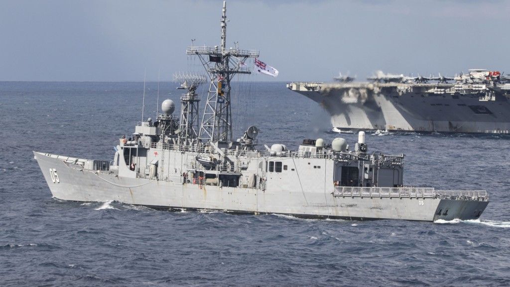 Fregata HMAS „Melbourne” u boku lotniskowca USS „Ronald Reagan” w czasie ćwiczeń Talisman Sabre 2019 w lipcu 2019 r. Fot. (Anaid Rodriguez/US Navy