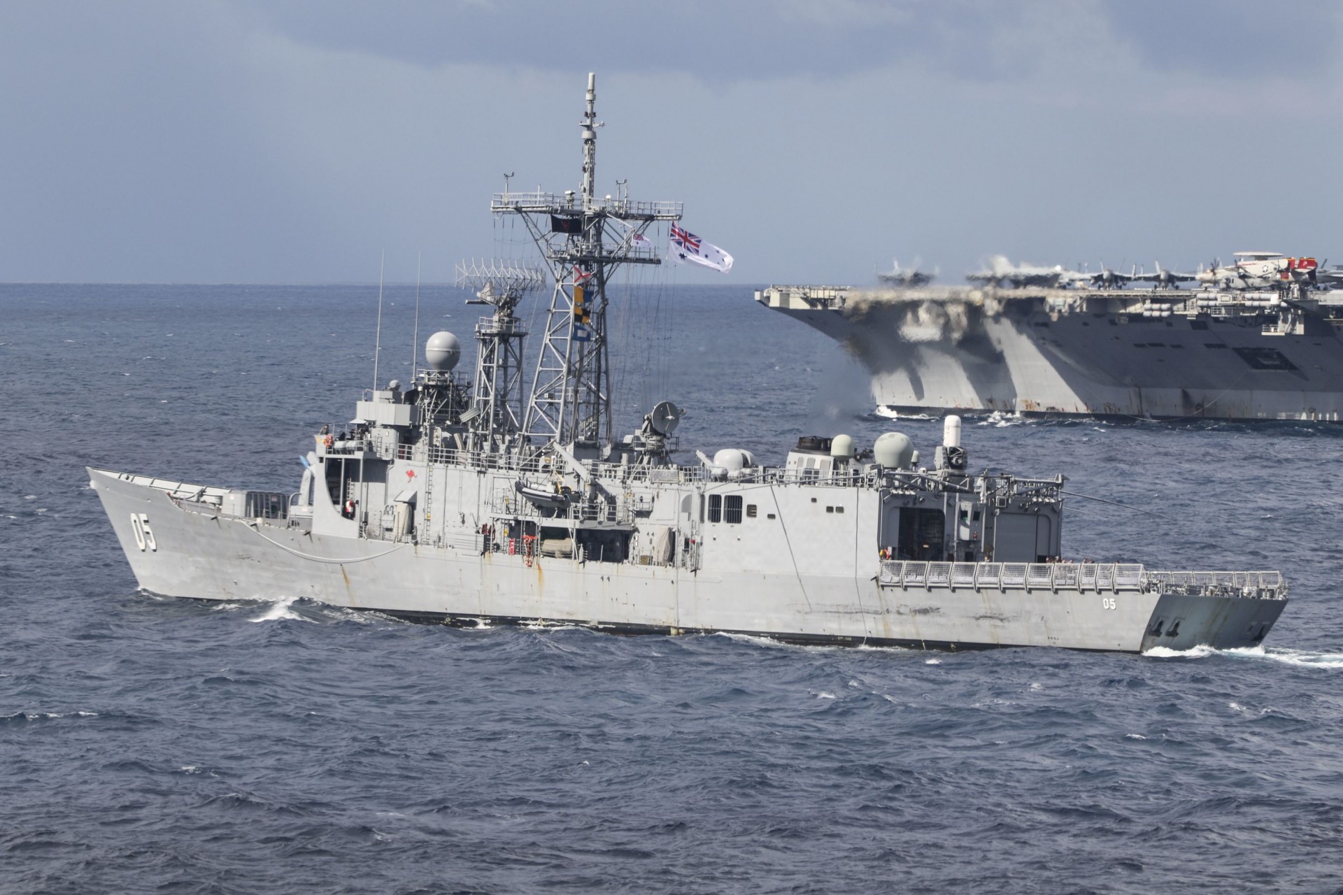 Fregata HMAS „Melbourne” u boku lotniskowca USS „Ronald Reagan” w czasie ćwiczeń Talisman Sabre 2019 w lipcu 2019 r. Fot. (Anaid Rodriguez/US Navy
