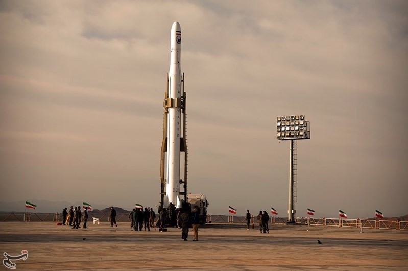 Przygotowania do debiutu rakiety Qased z satelitą Noor-1. Fot. Tasnim News Agency (CC BY 4.0)