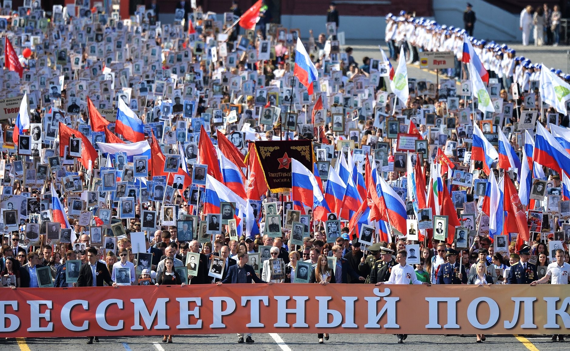 Przemarsz „Pułku Nieśmiertelnych” 9 maja 2015 roku w Moskwie. W pierwszym rzędzie Prezydent Rosji Władimir Putin ze zdjęciem swojego ojca - Fot. kremlin.ru