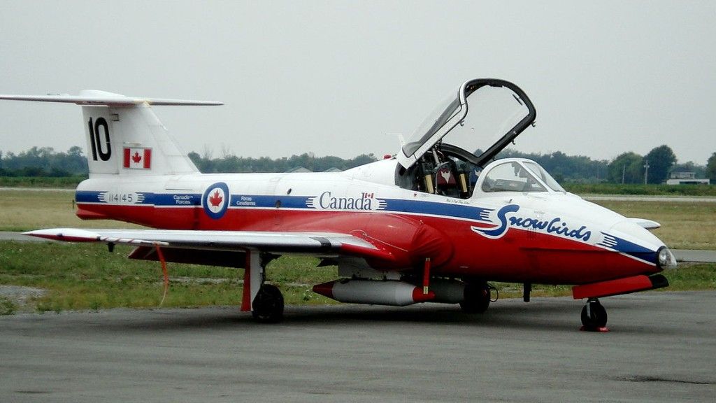 Canadair CT-114 Tutor w barwach zespołu Snowbirds RCAF, fot. Balcer~commonswiki/CC BY 2.5
