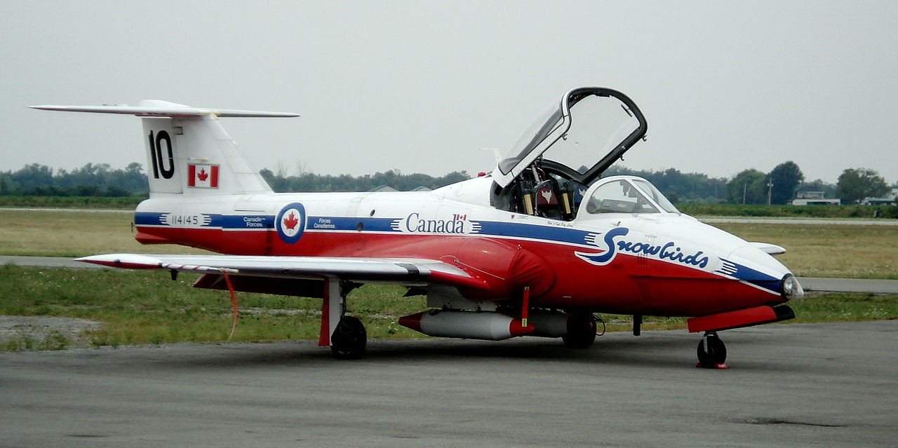 Canadair CT-114 Tutor w barwach zespołu Snowbirds RCAF, fot. Balcer~commonswiki/CC BY 2.5