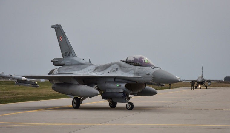 Polskie F-16 nie są dostosowane do przenoszenia broni jądrowej. Fot. Arnas Glazauskas/Lithuanian Air Force Base