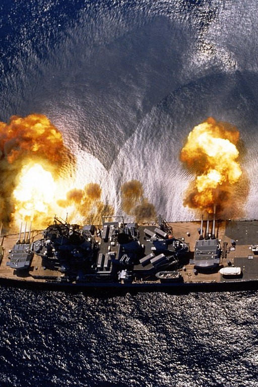 Salwa burtowa USS Iowa (BB-61). Fot. Phan J. Alan Elliott/Wikimedia Commons