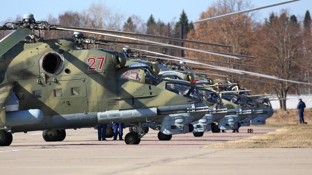 Mi-24P z charakterystycznym działkiem 30 mm na prawej burcie. Fot. mil.ru
