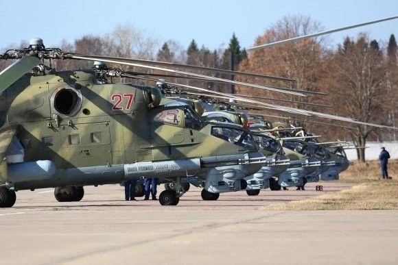 Mi-24P z charakterystycznym działkiem 30 mm na prawej burcie. Fot. mil.ru