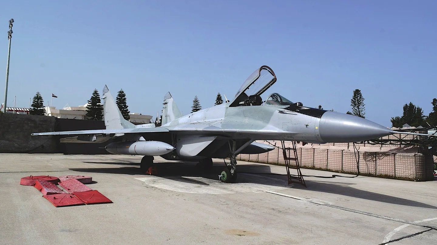 "Syryjski" MiG-29 bez znaków rozpoznawczy na lotnisku Chmejmin. Fot. Syrian Arab Air Force