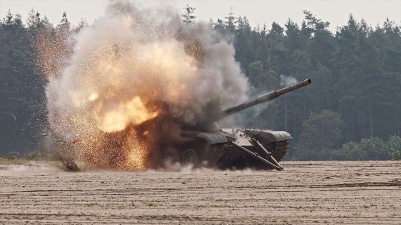 Czołg T-72 trafiony z granatnika RGW-90 z głowicą pracującą w trybie HEAT. Fot. DND.