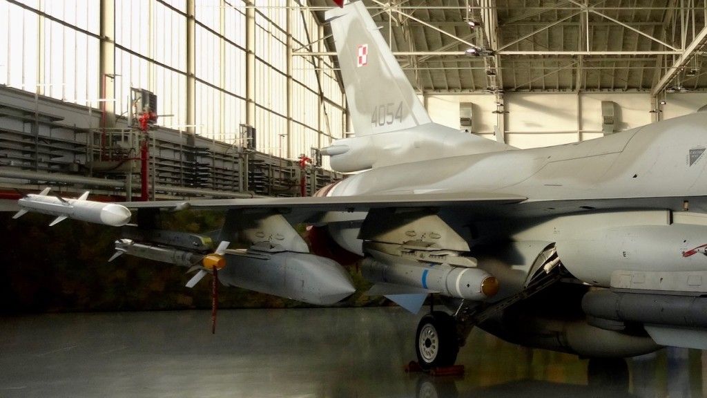 Pociski AGM-65 Maverick (pierwszy z prawej) pod skrzydłem F-16C Jastrząb. Fot. J.Sabak