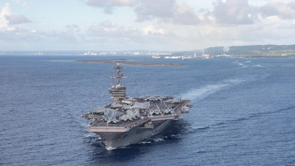 Lotniskowiec USS „Theodore Roosevelt” opuszcza bazę morską Guam 4 czerwca 2020 r. po zakończeniu walki z epidemią kornoawirusa wśród załogi. Fot. Kaylianna Genier/US Navy