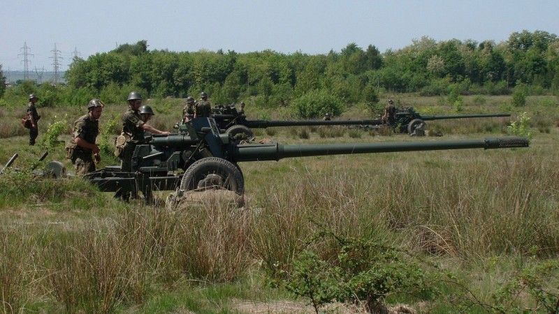 Armata przeciwpancerna MT-12 "Rapira" w swoim "naturalnym środowisku". Fot. mil.ru
