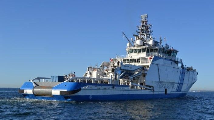 Fiński okręt patrolowo-ratowniczy „Turva” ma możliwość usuwania zanieczyszczeń z powierzchni morza. Fot. M.Dura