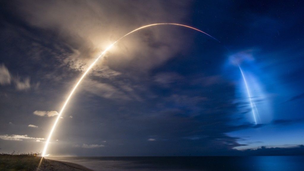Trasa startu misji Starlink w sobotę 13 czerwca - po prawej widoczny utrwalony moment powrotu segmentu głównego na Ziemię. Fot. SpaceX [spacex.com]
