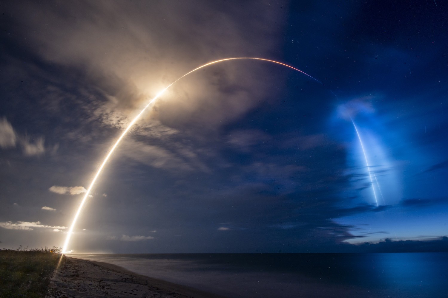 Trasa startu misji Starlink w sobotę 13 czerwca - po prawej widoczny utrwalony moment powrotu segmentu głównego na Ziemię. Fot. SpaceX [spacex.com]