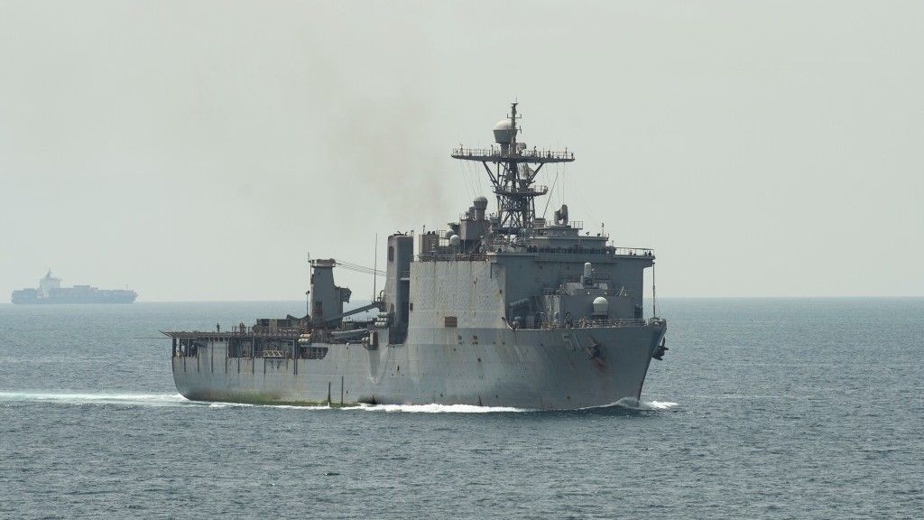 Amerykański okręt desantowy USS „Oak Hill” podczas przejścia Cieśniny Ormuz 3 kwietia 2020 r. Fot. Andrew Waters/US Navy