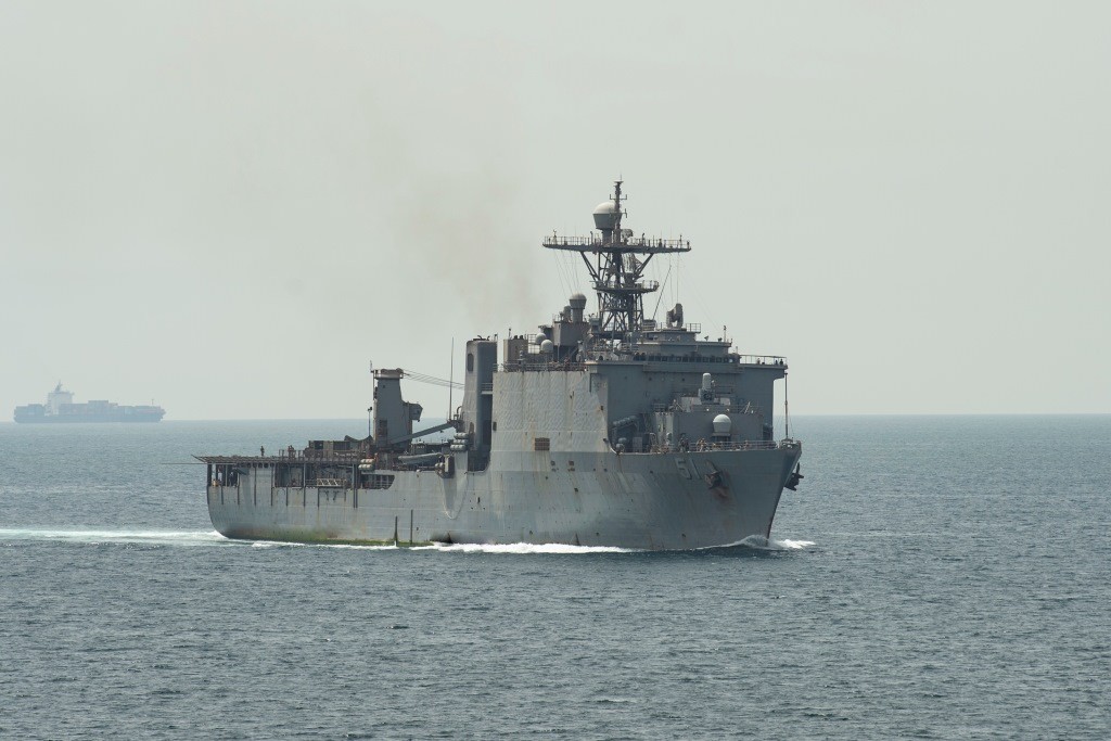 Amerykański okręt desantowy USS „Oak Hill” podczas przejścia Cieśniny Ormuz 3 kwietia 2020 r. Fot. Andrew Waters/US Navy
