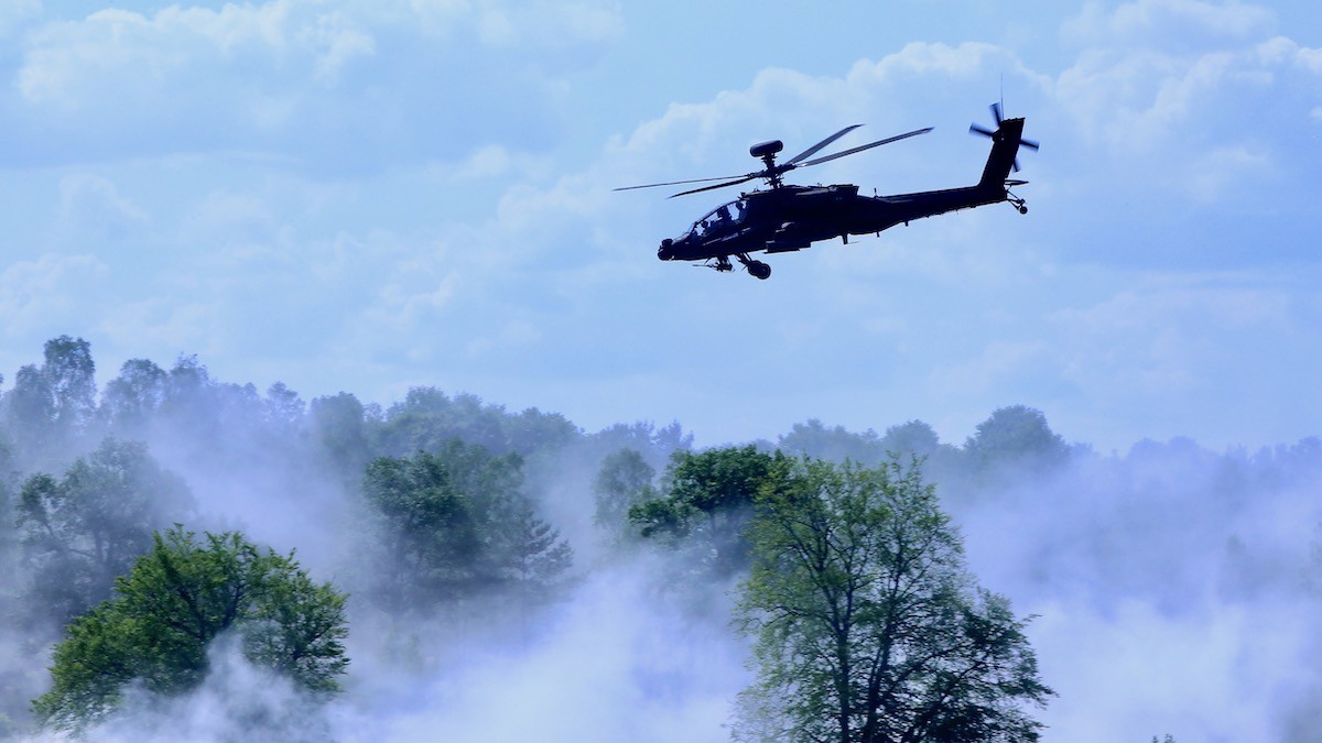 AH-64E Apache z radarem Longbow w obłokach dymu. Fot. J.Sabak