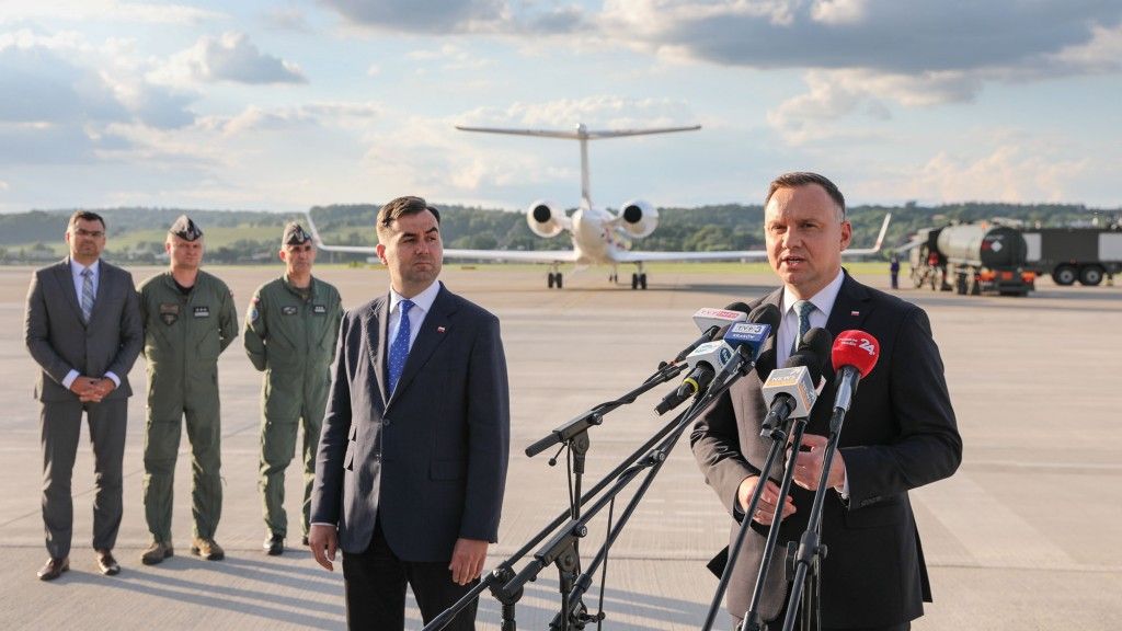 Prezydent w czasie briefingu przed wylotem do USA. Fot. Jakub Szymczuk/KPRP via Twitter