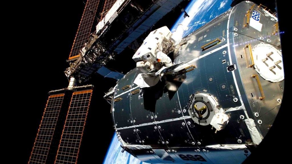 Spacer kosmiczny członka załogi ISS na tle europejskiego modułu Columbus. Fot. ESA [esa.int]