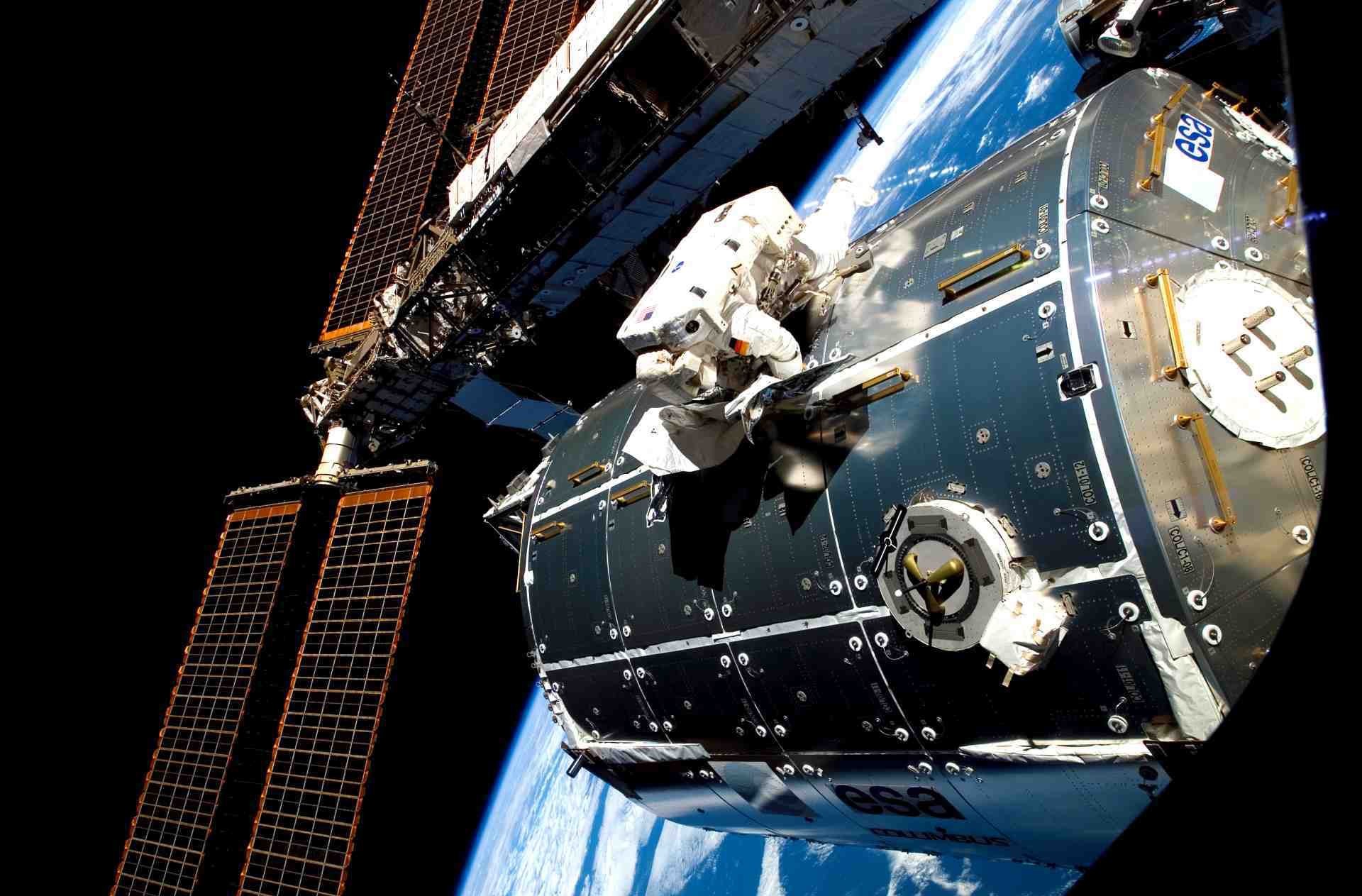 Spacer kosmiczny członka załogi ISS na tle europejskiego modułu Columbus. Fot. ESA [esa.int]