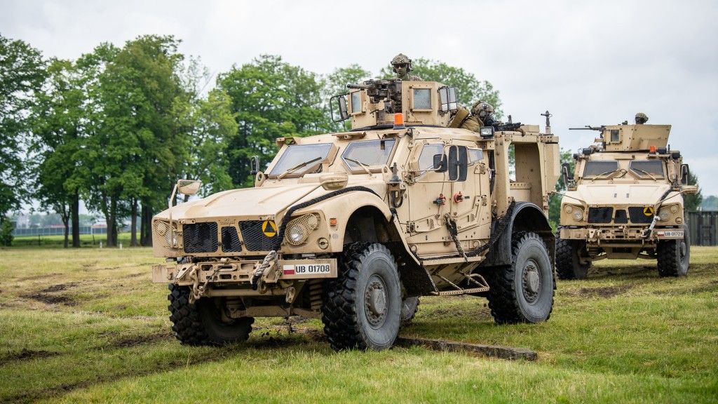 Pojazdy M-ATV należące do Wojsk Specjalnych są wspierane przez Rosomak SA. Fot. Fot. st. szer Wojciech Król/CO MON