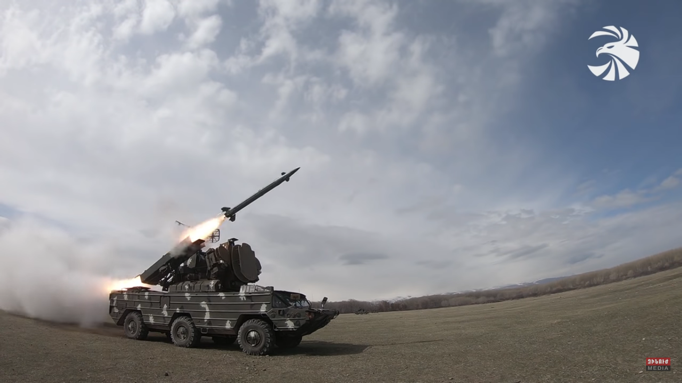 Odpalenie rakiety z armeńskiego zestawu przeciwlotniczego „Osa-AK”. Nad anteną radaru śledzenia celu widoczna podniesiona klapka osłony głowicy optoelektronicznej. Fot. ԶԻՆՈՒԺ MEDIA/YouTube