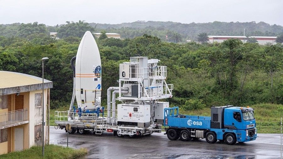 Segment ładunkowy rakiety Vega na krótko przed integracją z sekcją napędową systemu nośnego. Fot. ESA/CNES/Arianespace, CSG – P. Baudon