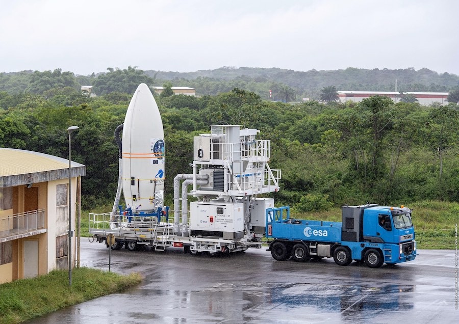 Segment ładunkowy rakiety Vega na krótko przed integracją z sekcją napędową systemu nośnego. Fot. ESA/CNES/Arianespace, CSG – P. Baudon