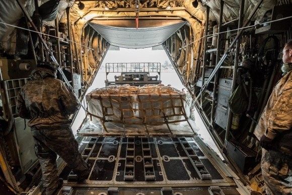 Amerykańskie samoloty transportowe mają wykorzystywać do przewozy spaletyzowanych bomb typową instalację załadowczo-wyładowczą „roll-on, roll-off”. Fot. Dale Greer/U.S. Air National Guard