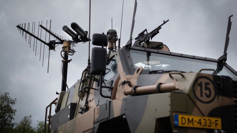 Bushmaster MEW łatwo rozpoznać po zamontowanych na pojeździe systemach antenowych. Fot. Ministerstwo Obrony Holandii