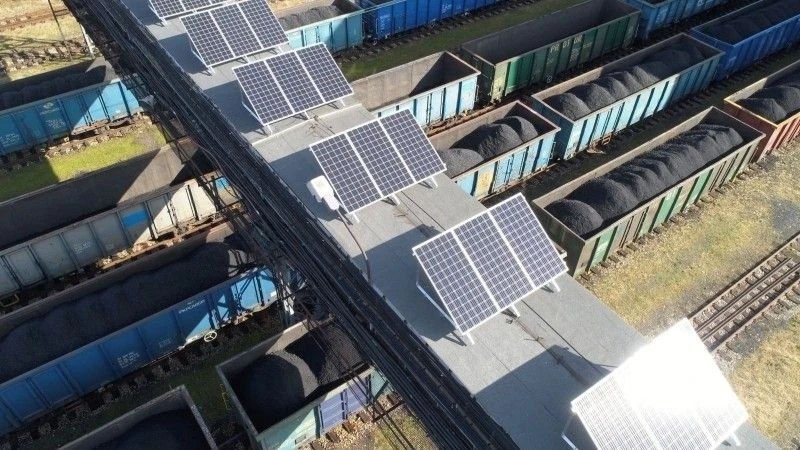 Instalacja w Halembie pracuje od jesieni 2019 r., panele ogniw fotowoltaicznych umieszczono tam m.in. na pomoście oraz innych budynkach zakładu górniczego / fot. www.pgg.pl