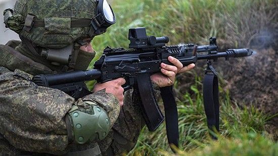 Żołnierz Sił Zbrojnych Federacji Rosyjskiej uzbrojony w karabin Ak-12. Fot. mil.ru