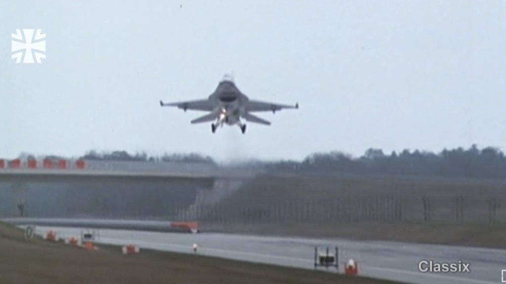 F-16 lądujący na DOL będącym częścią autostrady w Niemczech. Fot. Bundeswehr/Youtube.