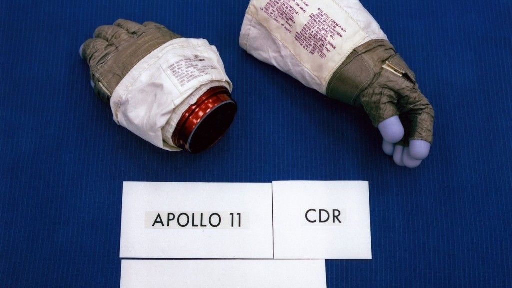 Rękawice skafandra kosmicznego Neila Armstronga z misji Apollo 11. Fot. NASA/Eric Jones [nasa.gov]