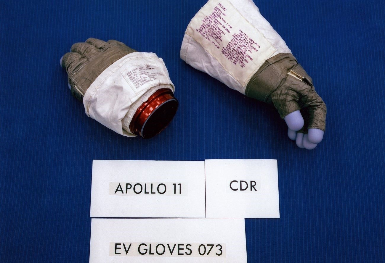 Rękawice skafandra kosmicznego Neila Armstronga z misji Apollo 11. Fot. NASA/Eric Jones [nasa.gov]